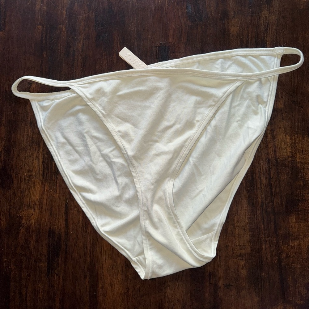 SKIMS string brief Bone NWT 4X